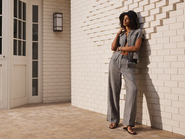 How Pairing Women’s Linen Clothing Enhances Summer Styles